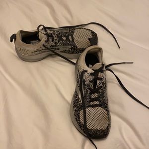 Brooks size 6 women’s. Barely worn. EUC